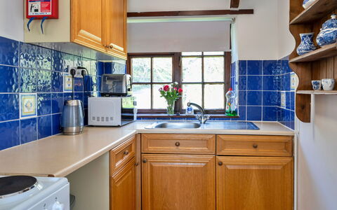Trimstone Manor - Manor Cottage: Cucina, Controsoffitto, Legna, Interior Design, Elettrodomestico Da Cucina, Cabinetry, Pavimentazione, Lavandino Della Cucina, Apparecchio Major, Idraulico Fixture