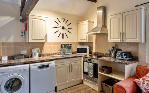 Trimstone Manor - Granary Cottage: Mobilia, Interior Design, Apparecchio Major, Pavimentazione, Soffitto, Pavimento, Cucina, Camera, Controsoffitto, Cabinetry