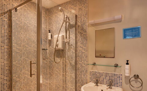 Trimstone Manor - Granary Cottage: Bagno, Idraulico Fixture, Parete, Interior Design, Pavimentazione, Pavimento, Specchio, Idraulico, Lavandino Del Bagno, Soffione Doccia