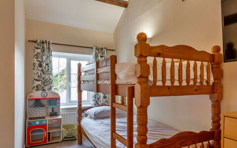Trimstone Manor - Granary Cottage: Interior Design, Mobilia, Pavimentazione, Legna, Pavimento, Letto, Camera Da Letto, Camera, Soffitto, Illuminazione