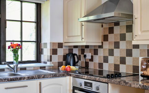 Trimstone Manor - Mill Cottage: Cucina, Controsoffitto, Interior Design, Pavimentazione, Elettrodomestico Da Cucina, Pavimento, Cabinetry, Idraulico Fixture, Rubinetto, Camera