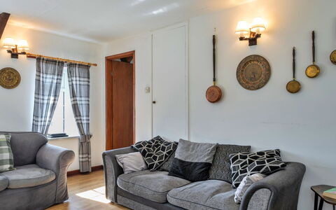 Trimstone Manor - Mill Cottage: Mobilia, Interior Design, Divano, Parete, Pavimentazione, Pavimento, Legna, Camera, Soggiorno, Casa