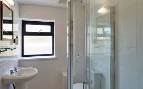 Trimstone Manor - Mill Cottage: Pavimentazione, Idraulico Fixture, Pavimento, Interior Design, Bagno, Soffitto, Lavandino Del Bagno, Lavello, Camera, Idraulico