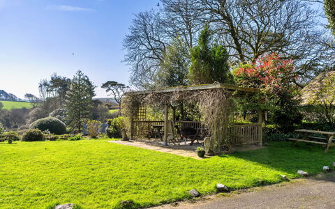 Trimstone Manor - Paddock Cottage: Erba, Albero, Arbusto, Giardino, Paesaggio, Pascolo, Comunita 'Impianto, Lotto, Groundcover