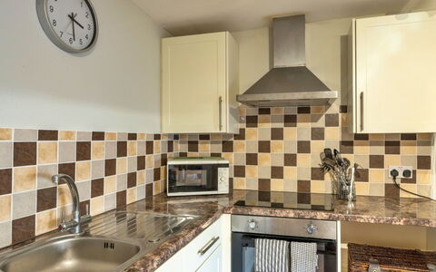 Trimstone Manor - Paddock Cottage: Cucina, Controsoffitto, Elettrodomestico Da Cucina, Apparecchio Major, Pavimentazione, Interior Design, Legna, Cabinetry, Idraulico Fixture, Pavimento