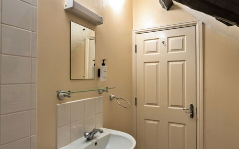 Trimstone Manor - Paddock Cottage: Parete, Idraulico Fixture, Pavimentazione, Pavimento, Lavandino Del Bagno, Bagno, Lavello, Interior Design, Idraulico, Rubinetto