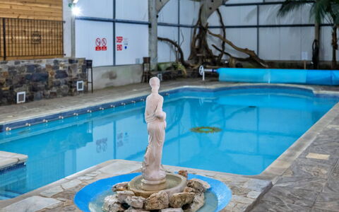 Trimstone Manor - Paddock Cottage: Piscina, Ricorrere, Materiale Composito, Tempo Libero, Ricreazione, Giochi D'Acqua, Centro Ricreativo, Resort Citta ', Hotel