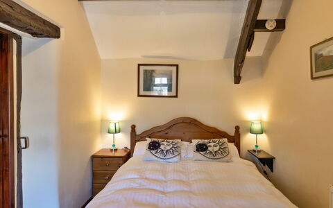 Trimstone Manor - Mill Apartment: Camera Da Letto, Letto, Legna, Lenzuolo, Bedding, Mobilia, Telaio Del Letto, Interior Design, Pavimento, Casa