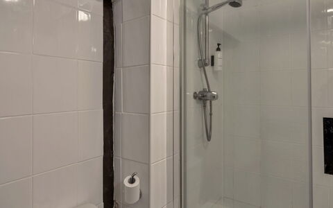 Trimstone Manor - Mill Apartment: Bagno, Parete, Idraulico Fixture, Pavimentazione, Pavimento, Doccia, Interior Design, Idraulico, Soffione Doccia, Camera