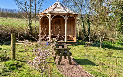 Trimstone Manor - Mill Apartment: Legna, Gazebo, Arbusto, Padiglione, Comunita 'Impianto, Giardino, Edifici Giardino, Struttura Esterna, Groundcover