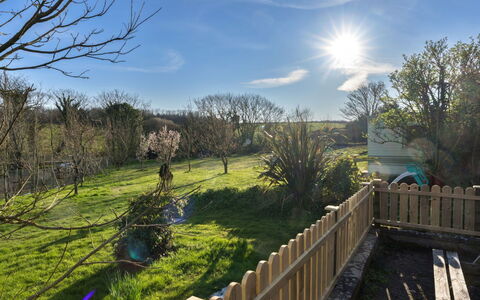 Trimstone Manor - Lee, Studio Apartment: Nube, Recinzione, Paesaggio, Lotto, Home Scherma, Giardino, Steccato, Cumulo, Backyard