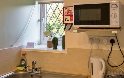 Trimstone Manor - Lee, Studio Apartment: Elettrodomestico Da Cucina, Piccolo Apparecchio, Illuminazione, Elettrodomestico, Dispositivo Elettronico, Cucina, Camera, Controsoffitto, Apparecchio Major, Macchina