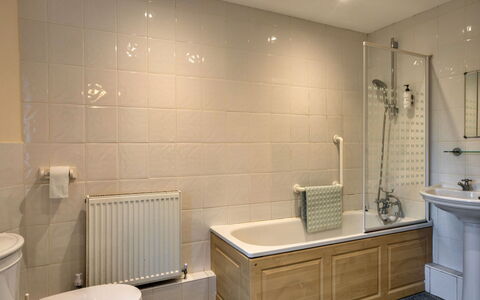Trimstone Manor - Lee, Studio Apartment: Bagno, Pavimentazione, Idraulico Fixture, Pavimento, Parete, Interior Design, Lavello, Lavandino Del Bagno, Rubinetto, Vasca Da Bagno