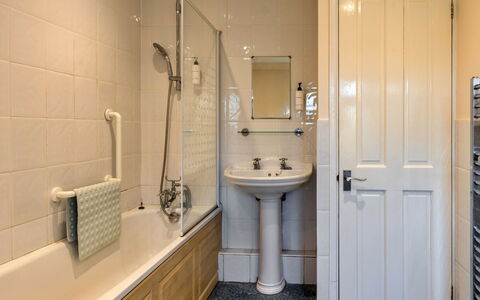 Trimstone Manor - Lee, Studio Apartment: Bagno, Idraulico Fixture, Pavimentazione, Parete, Interior Design, Pavimento, Lavandino Del Bagno, Lavello, Gabinetto, Rubinetto