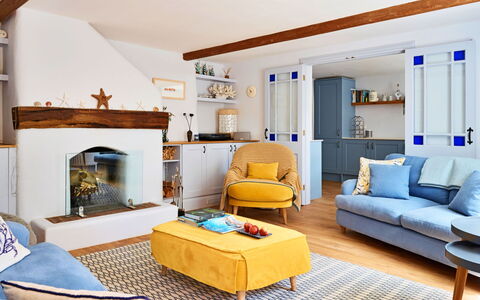The Anchorage: Mobilia, Interior Design, Divano, Pavimentazione, Parete, Camera, Legna, Pavimento, Soffitto, Soggiorno