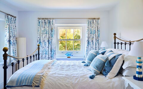 The Anchorage: Blu, Mobilia, Interior Design, Letto, Camera Da Letto, Bedding, Lenzuolo, Biancheria, Tessile, Casa