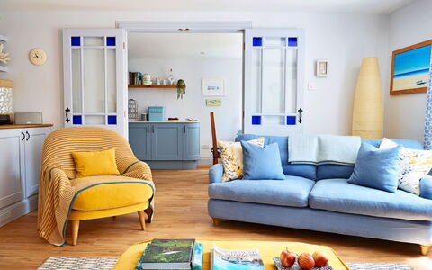 The Anchorage: Mobilia, Interior Design, Divano, Legna, Pavimentazione, Soggiorno, Camera, Pavimento, Cuscino, Tessile
