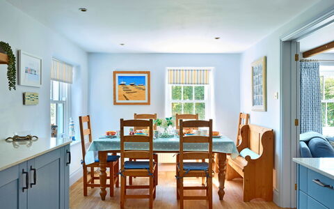 The Anchorage: Mobilia, Blu, Pavimentazione, Interior Design, Pavimento, Legna, Soffitto, Sedia, Tavolo, Sala Da Pranzo
