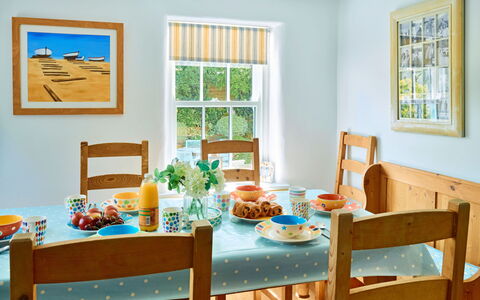 The Anchorage: Mobilia, Interior Design, Legna, Tavolo, Pavimentazione, Sala Da Pranzo, Cucina & Sala Da Pranzo Tavolo, Tessile, Pavimento, Sedia