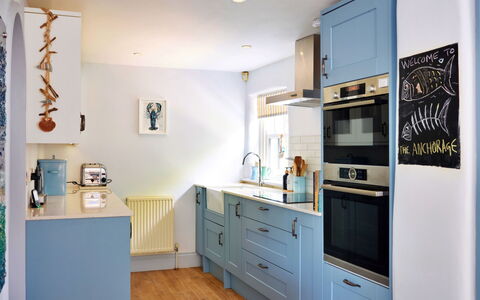 The Anchorage: Cucina, Elettrodomestico Da Cucina, Cabinetry, Interior Design, Apparecchio Major, Controsoffitto, Pavimentazione, Mobilia, Legna, Cassetto