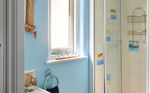 The Anchorage: Blu, Parete, Bagno, Interior Design, Pavimentazione, Idraulico Fixture, Pavimento, Camera, Idraulico, Casa