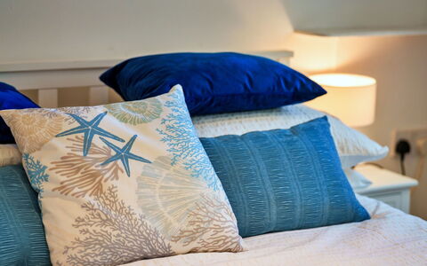 The Wash House, Kingsand: Blu, Biancheria, Cuscino, Lancia Cuscino, Tessile, Cuscino, Lenzuolo, Bedding, Camera Da Letto, Letto