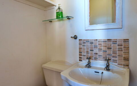 The Wash House, Kingsand: Bagno, Lavandino Del Bagno, Idraulico Fixture, Parete, Interior Design, Lavello, Pavimentazione, Pavimento, Rubinetto, Idraulico