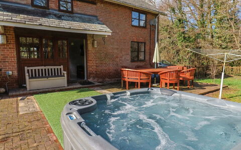 Mill Cottage, Great Houndbeare Farm: Mobilia, Villetta, Piscina, Estate, Cortile, Backyard, Agriturismo, Ricorrere, Color Legno