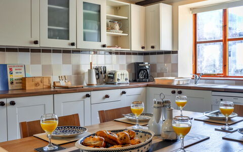Mill Cottage, Great Houndbeare Farm: Cucina, Controsoffitto, Mobilia, Elettrodomestico Da Cucina, Cabinetry, Interior Design, Legna, Pavimentazione, Apparecchio Major, Soffitto