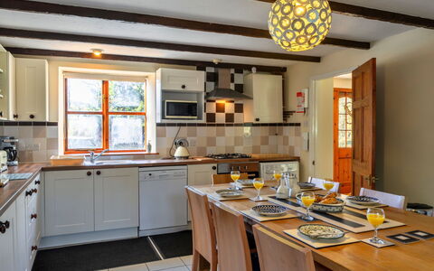 Mill Cottage, Great Houndbeare Farm: Mobilia, Interior Design, Lampada, Legna, Soffitto, Pavimentazione, Cucina, Cabinetry, Controsoffitto, Camera