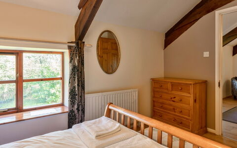 Mill Cottage, Great Houndbeare Farm: Letto, Camera Da Letto, Interior Design, Mobilia, Parete, Legna, Bedding, Lenzuolo, Soffitto, Pavimentazione