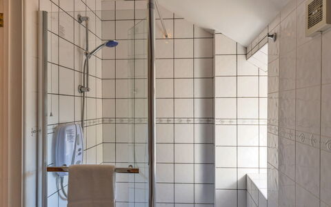 Mill Cottage, Great Houndbeare Farm: Bagno, Idraulico Fixture, Pavimentazione, Pavimento, Interior Design, Idraulico, Doccia, Piastrella, Soffione Doccia, Rubinetto