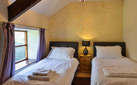Mill Cottage, Great Houndbeare Farm: Parete, Letto, Camera Da Letto, Legna, Lenzuolo, Interior Design, Bedding, Pavimentazione, Pavimento, Telaio Del Letto