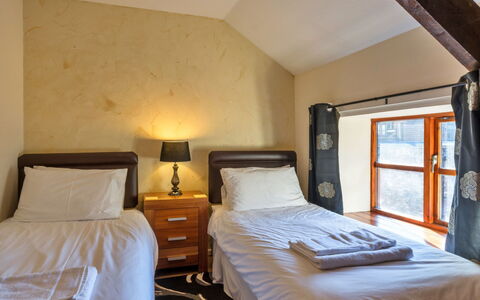 Mill Cottage, Great Houndbeare Farm: Parete, Legna, Letto, Camera Da Letto, Interior Design, Pavimento, Pavimentazione, Mobilia, Soffitto, Lenzuolo