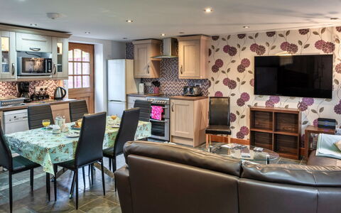 Ivy Cottage, Great Houndbeare Farm: Mobilia, Interior Design, Legna, Pavimentazione, Pavimento, Camera, Soffitto, Divano, Illuminazione, Cucina