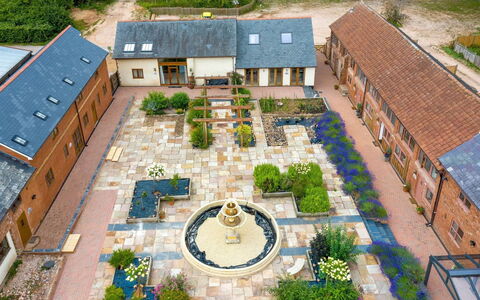 Ivy Cottage, Great Houndbeare Farm: Giardino, Estate, Groundcover, Landscaping, Cortile, Cortile, Driveway, Flagstone, Prato, Hacienda