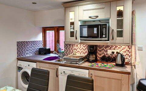 Ivy Cottage, Great Houndbeare Farm: Lavatrice, Elettrodomestico Da Cucina, Apparecchio Major, Cucina, Interior Design, Lavanderia, Asciugatrice, Elettrodomestico, Controsoffitto, Mobilia