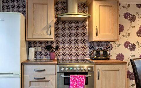 Ivy Cottage, Great Houndbeare Farm: Cucina, Cabinetry, Apparecchio Major, Elettrodomestico Da Cucina, Controsoffitto, Pavimentazione, Interior Design, Mobilia, Cassetto, Pavimento