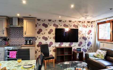 Ivy Cottage, Great Houndbeare Farm: Mobilia, Interior Design, Pavimentazione, Camera, Soffitto, Pavimento, Tessile, Illuminazione, Soggiorno, Tavolo