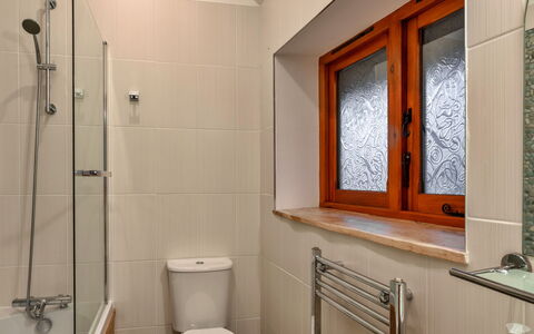 Ivy Cottage, Great Houndbeare Farm: Bagno, Idraulico Fixture, Parete, Pavimentazione, Interior Design, Pavimento, Legna, Rubinetto, Idraulico, Camera
