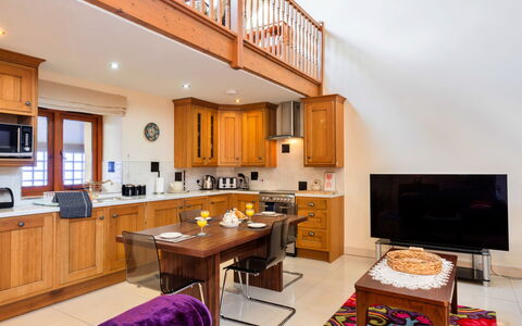 Cob Barn, Great Houndbeare Farm: Mobilia, Interior Design, Legna, Pavimentazione, Soffitto, Pavimento, Camera, Tavolo, Cucina, Cabinetry