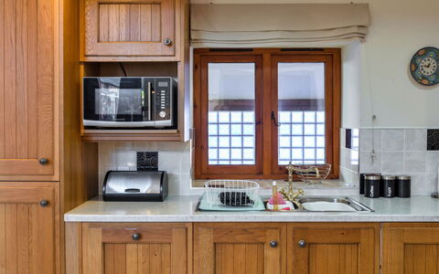 Cob Barn, Great Houndbeare Farm: Cabinetry, Cucina, Controsoffitto, Elettrodomestico Da Cucina, Legna, Mobilia, Interior Design, Apparecchio Major, Credenza, Camera