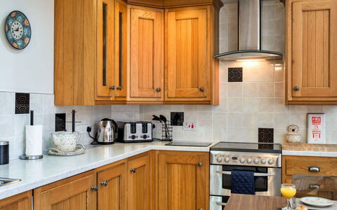 Cob Barn, Great Houndbeare Farm: Cucina, Controsoffitto, Elettrodomestico Da Cucina, Cabinetry, Apparecchio Major, Legna, Interior Design, Pavimentazione, Mobilia, Elettrodomestico