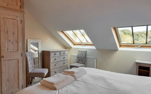 Cob Barn, Great Houndbeare Farm: Letto, Mobilia, Interior Design, Camera Da Letto, Pavimentazione, Legna, Pavimento, Lenzuolo, Bedding, Soffitto