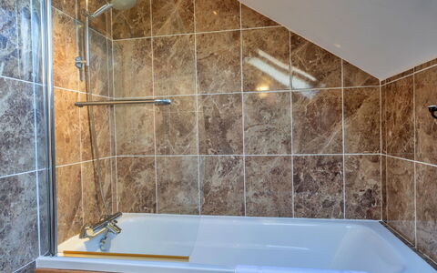 Cob Barn, Great Houndbeare Farm: Parete, Vasca Da Bagno, Idraulico Fixture, Pavimentazione, Legna, Pavimento, Bagno, Interior Design, Idraulico, Materiale Composito