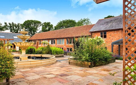 Cob Barn, Great Houndbeare Farm: Giardino, Estate, Landscaping, Cortile, Driveway, Flagstone, Cortile, Passerella, Brick, Eco Hotel
