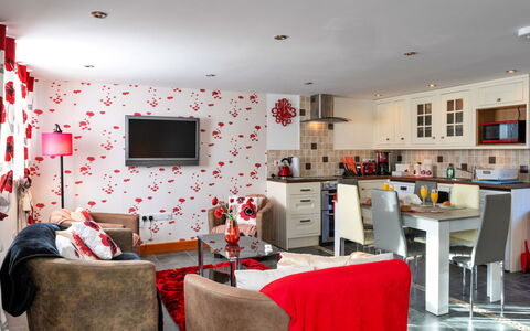 Poppy Cottage, Great Houndbeare Farm: Mobilia, Interior Design, Rosso, Soggiorno, Divano, Soffitto, Camera, Pavimentazione, Casa, Illuminazione