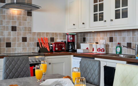Poppy Cottage, Great Houndbeare Farm: Cucina, Elettrodomestico Da Cucina, Controsoffitto, Interior Design, Mobilia, Apparecchio Major, Pavimentazione, Cabinetry, Piccolo Apparecchio, Camera