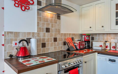 Poppy Cottage, Great Houndbeare Farm: Cucina, Elettrodomestico Da Cucina, Controsoffitto, Apparecchio Major, Interior Design, Cabinetry, Cucina Stufa, Stufa, Pavimentazione, Elettrodomestico