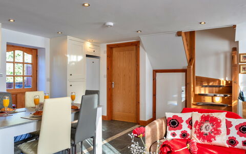 Poppy Cottage, Great Houndbeare Farm: Mobilia, Interior Design, Legna, Pavimentazione, Camera, Soffitto, Pavimento, Illuminazione, Divano, Soggiorno